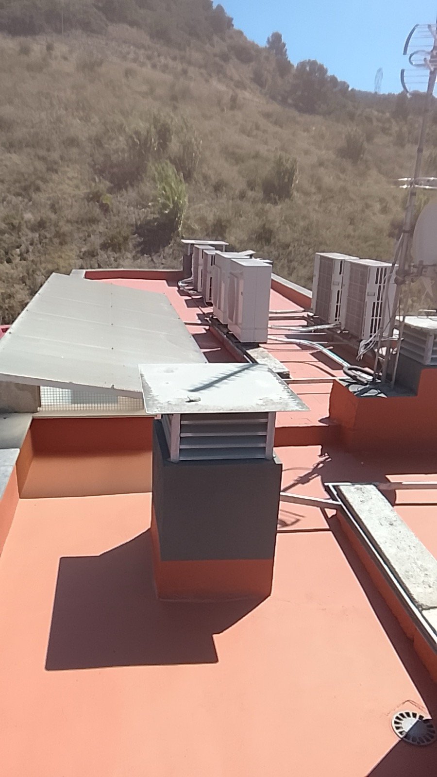 Azotea impermeabilizada en rojo teja, lista y sin filtraciones