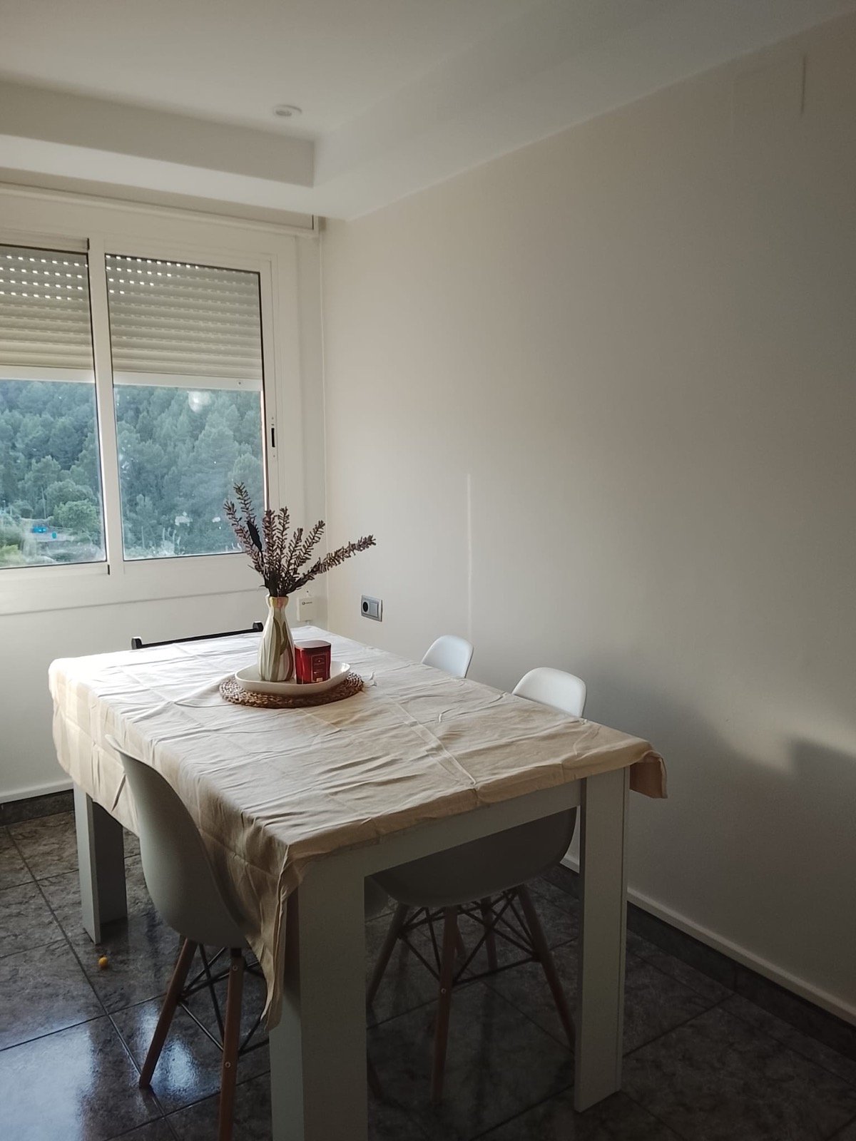 Comedor pintado en blanco con acabado impecable y mucha luz natural por Pinturas Vallirana