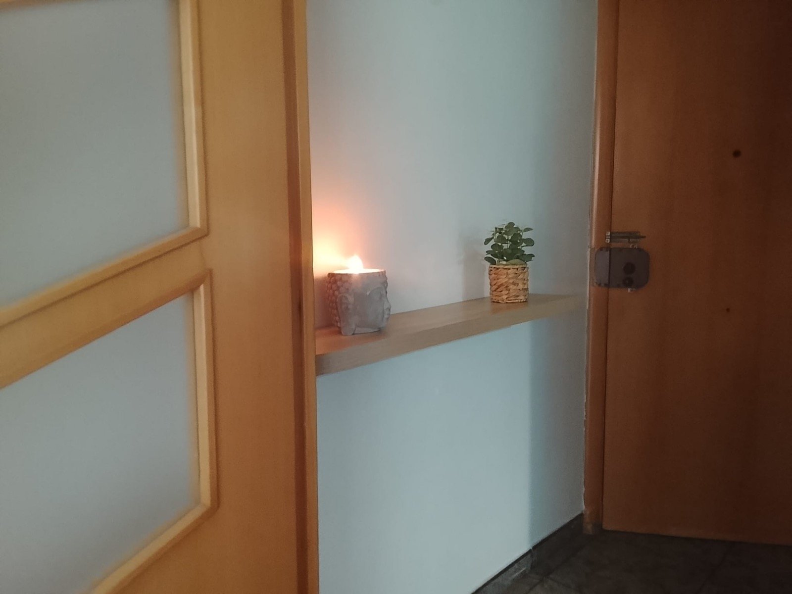 Recibidor pintado, cálido y acogedor, con carpintería de madera