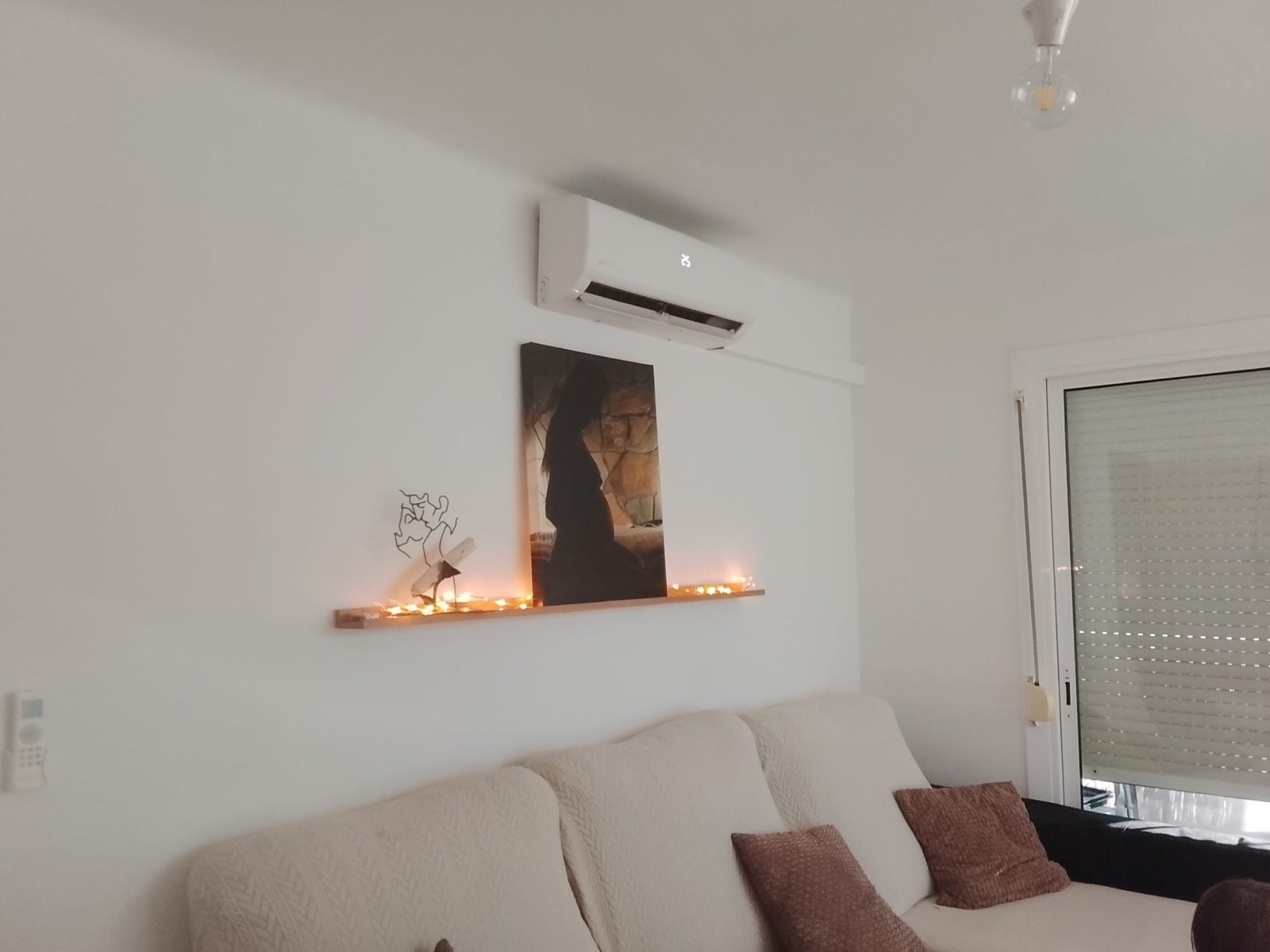 Salón con paredes lisas y pintura interior de buen acabado en el Baix Llobregat