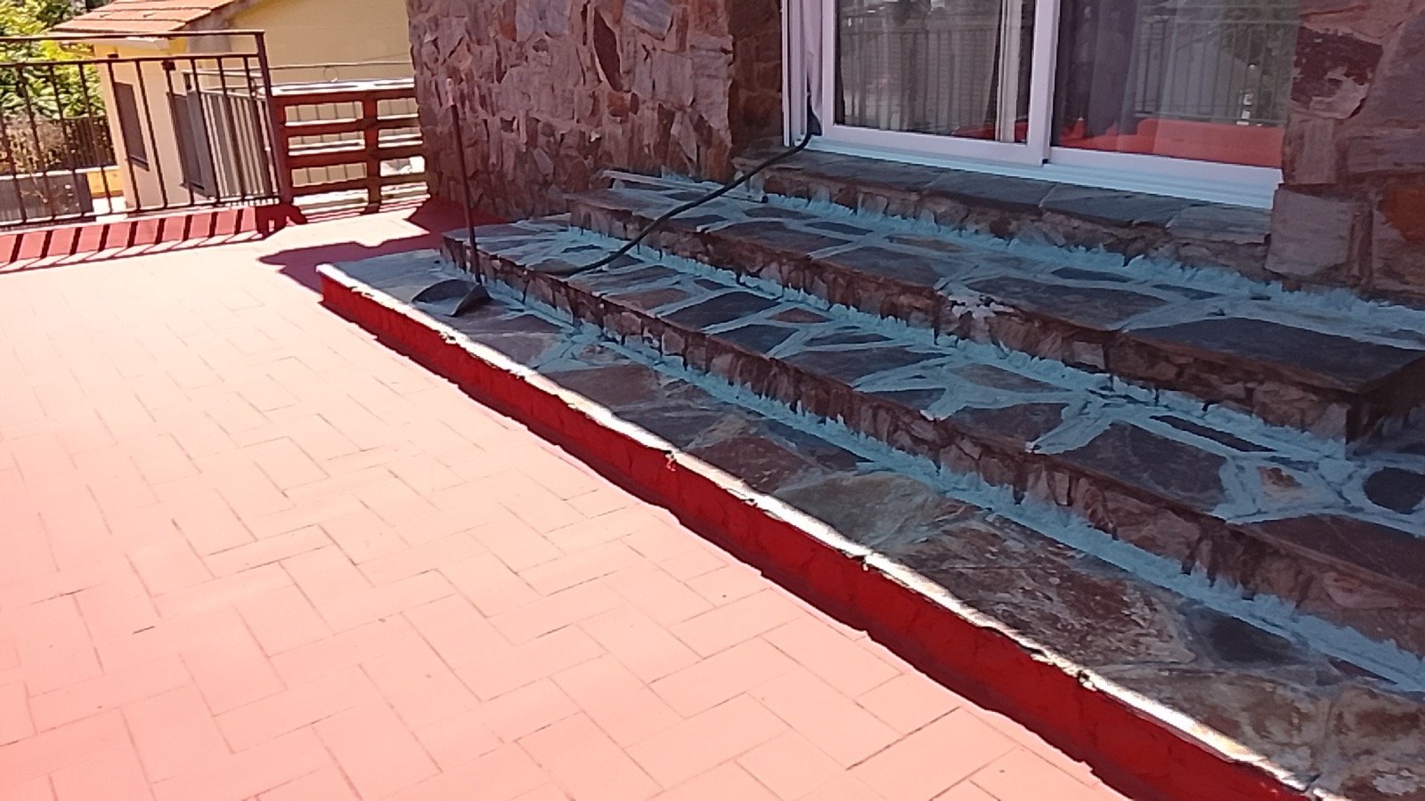 Zona común con escalera y suelo cuidado en una finca del Baix Llobregat