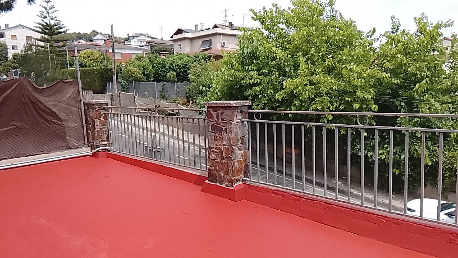 Otra terraza exterior con suelo tratado y acabado uniforme en el Baix Llobregat